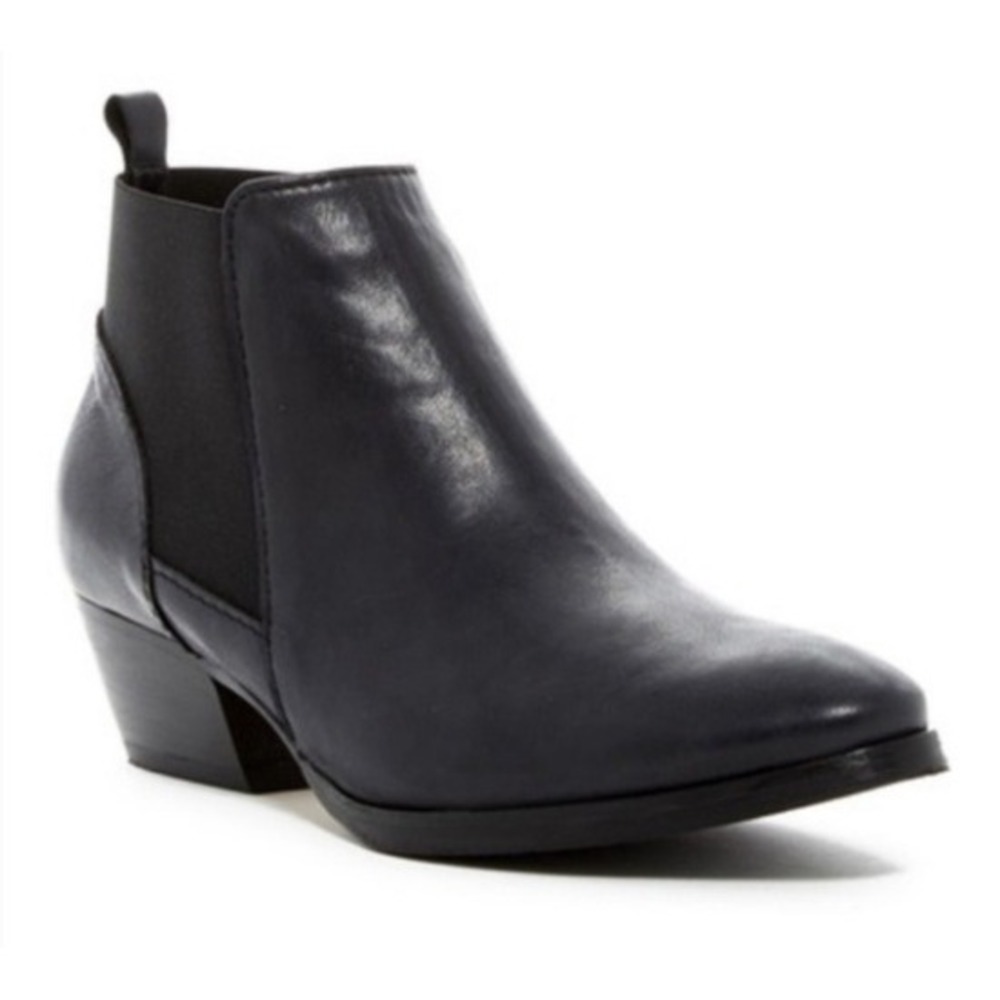 Aquatalia Fiona Black Leather Chelsea Booties Made in Italy Almond Toe 6.5‎